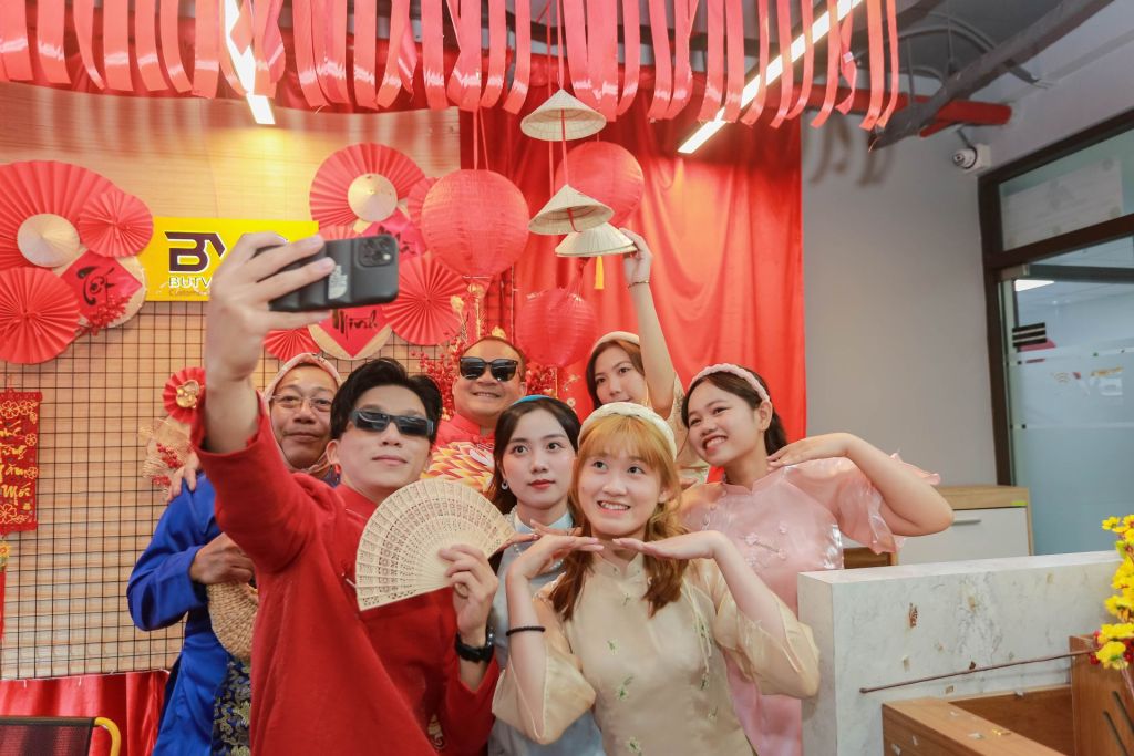 team butvangcorp tết 2024