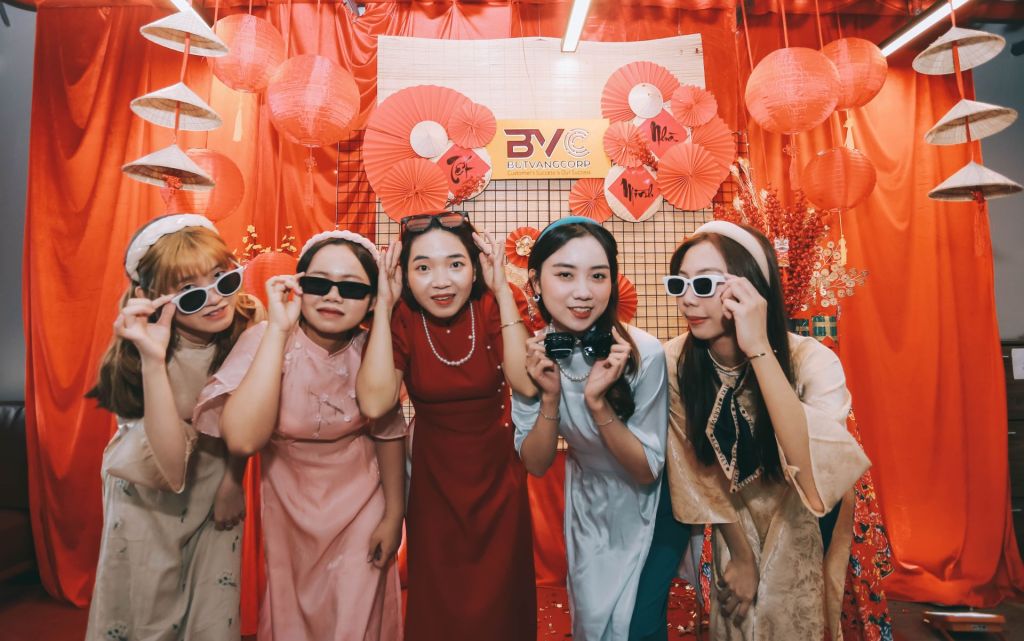 team butvangcorp tết 2024