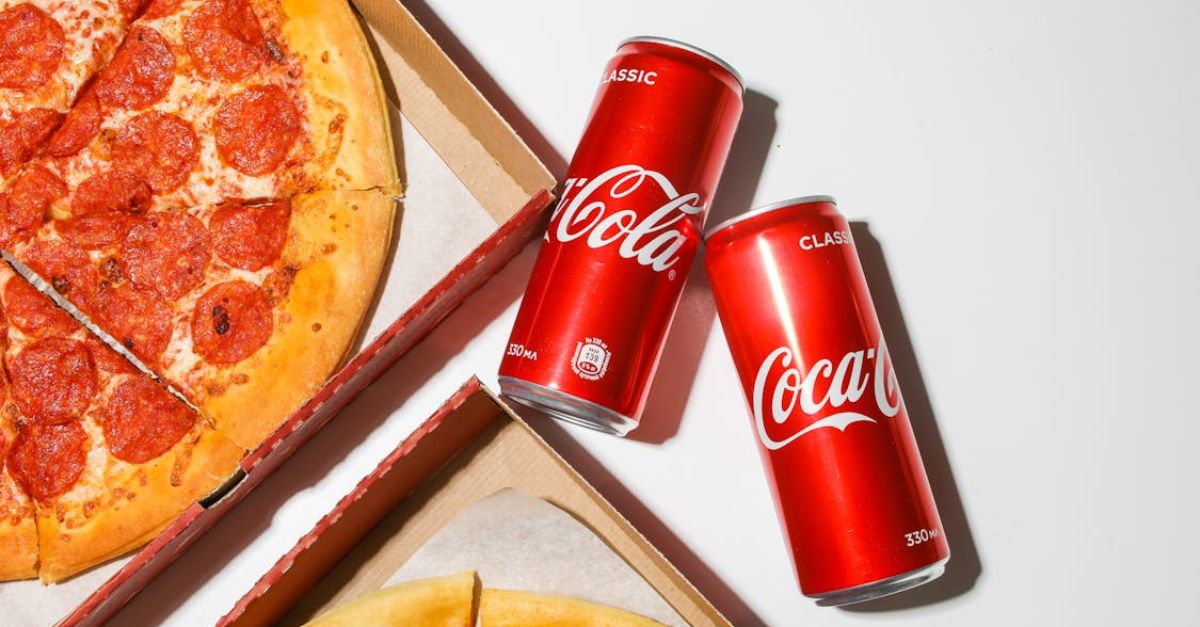Coca Cola sử dụng tone màu đỏ và trắng chủ đạo của thương hiệu trong các hình ảnh quảng cáo