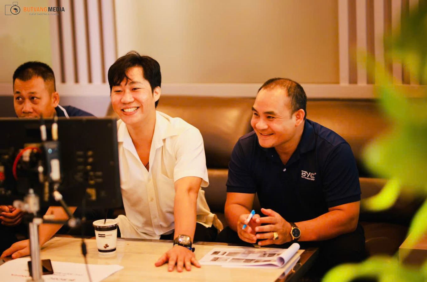 Đạo diễn đang chọn ra những cảnh quay tốt nhất
